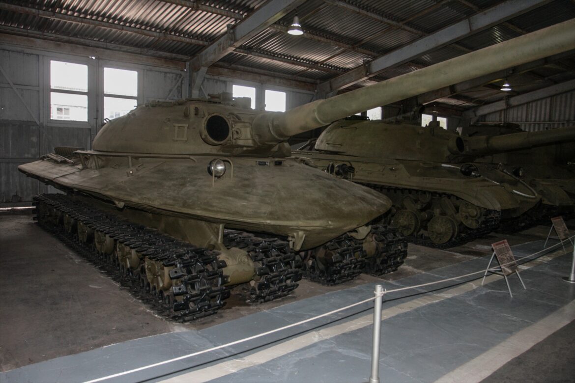Čelní pohled na zaoblený sovětský tank Objekt 279 s dlouhým 130mm kanónem a čtyřmi pásy v muzeu