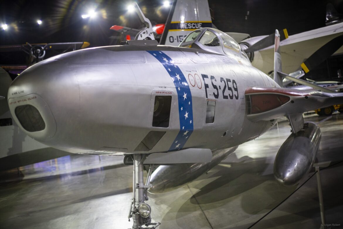 Příď muzejního RF-84K s okénky kamer a vysunutým hákem před kabinou