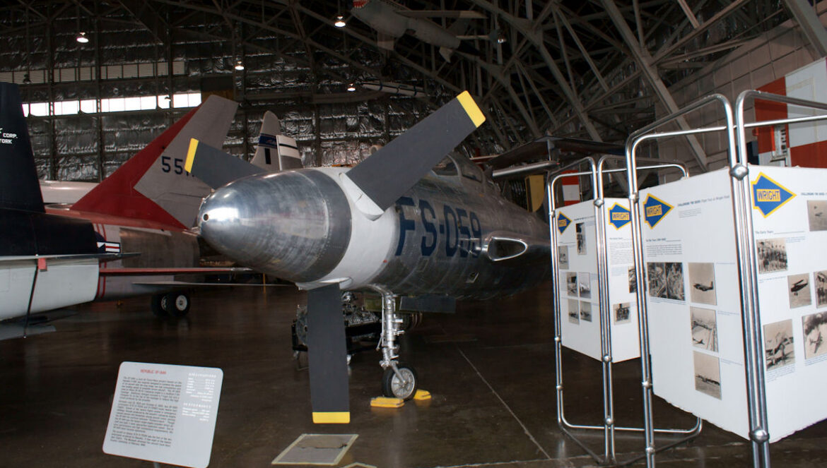 Příď stříbrného XF-84H s třílistou vrtulí a označením FS-059 v muzejní hale.