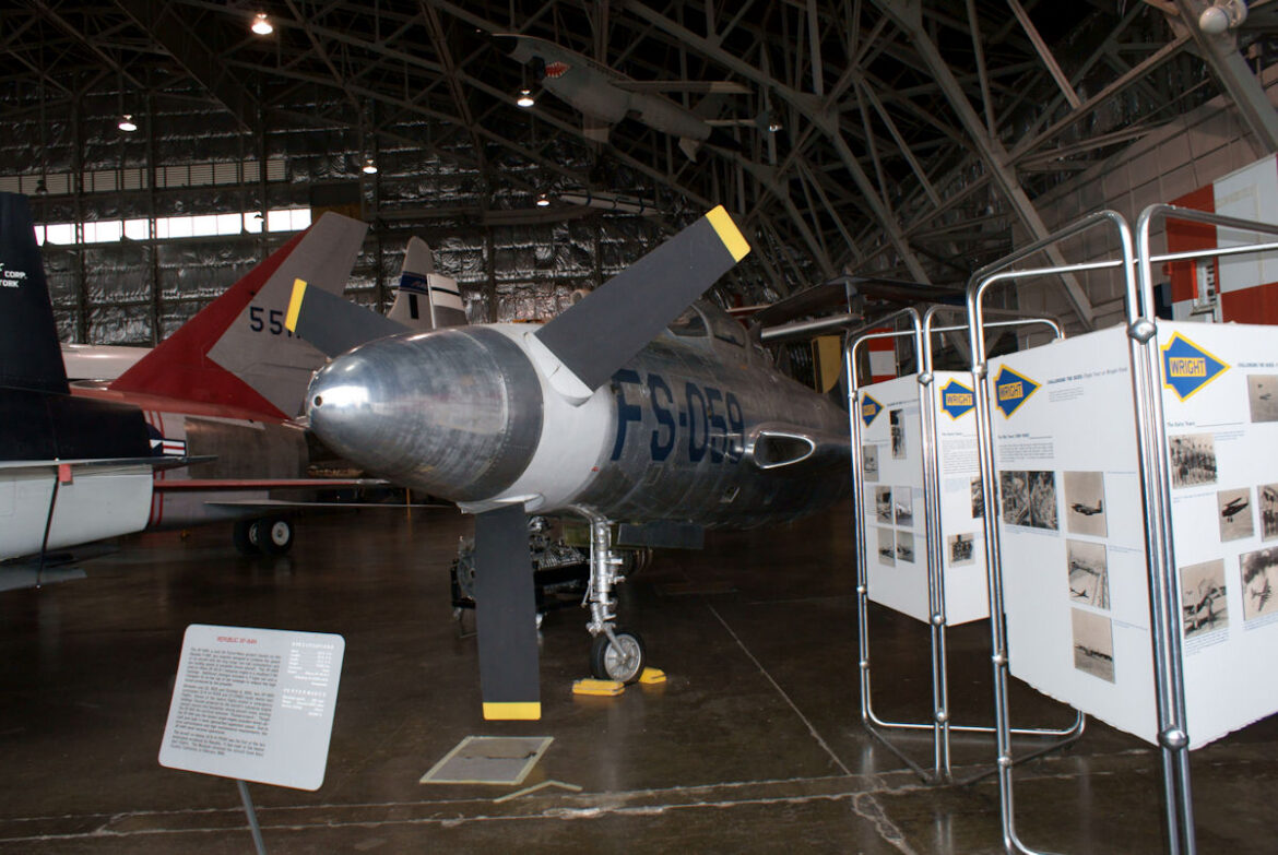 Příď stříbrného XF-84H s třílistou vrtulí a označením FS-059 v muzejní hale.
