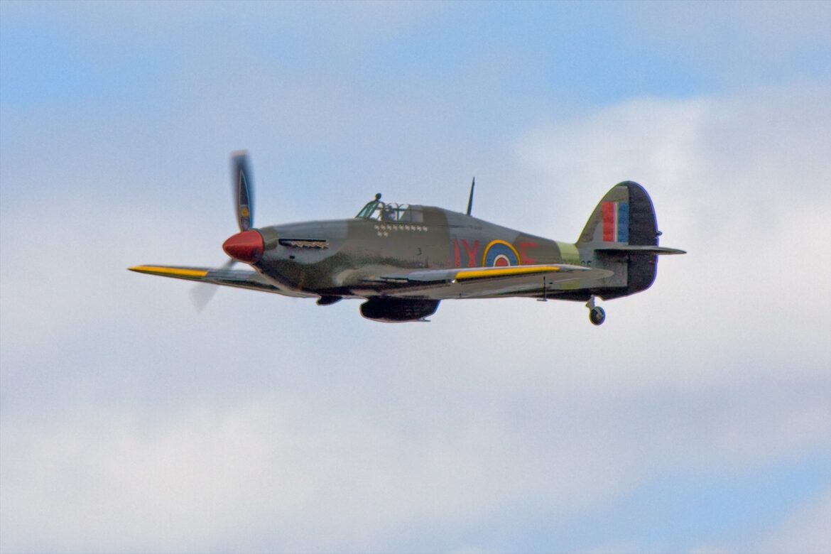Stíhací letoun Hawker Hurricane Mk.IIc s označením JX-E za letu na leteckém dni