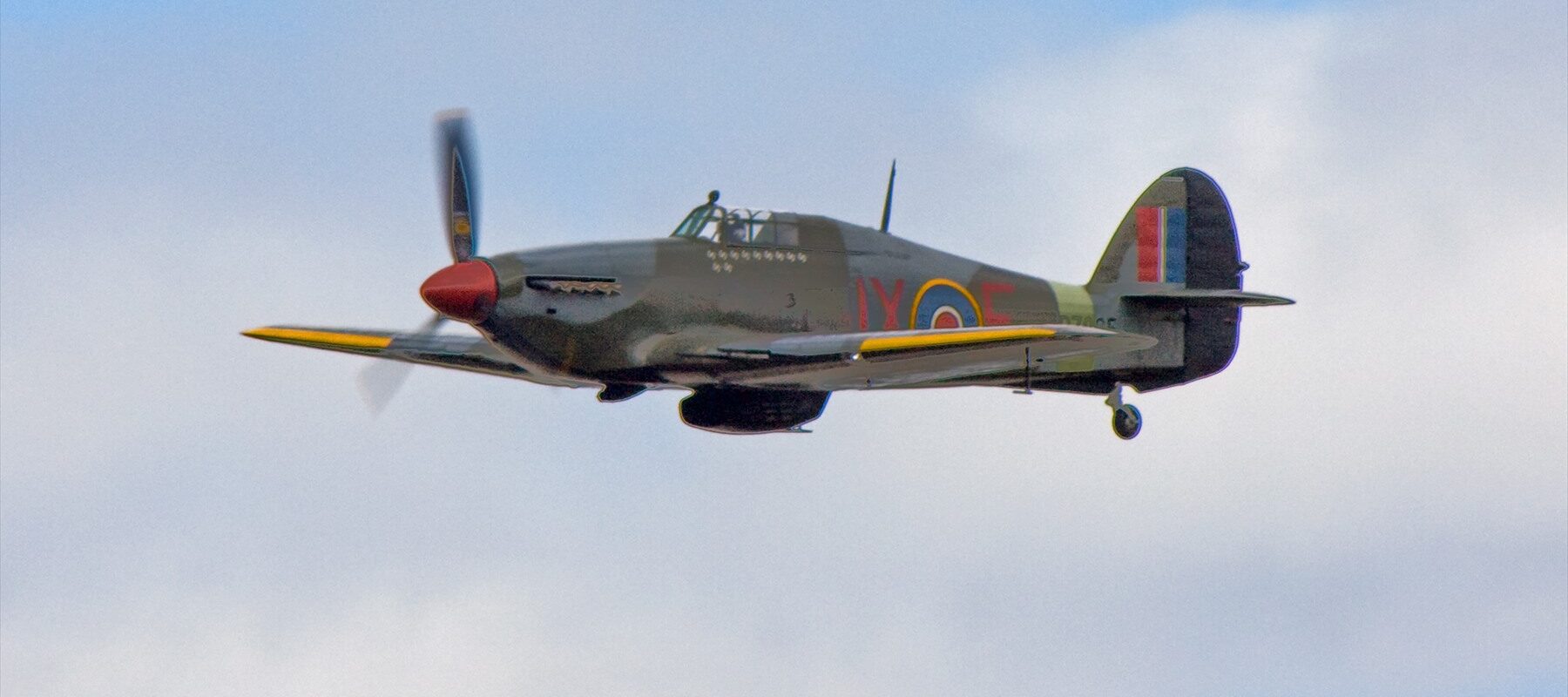 Stíhací letoun Hawker Hurricane Mk.IIc s označením JX-E za letu na leteckém dni