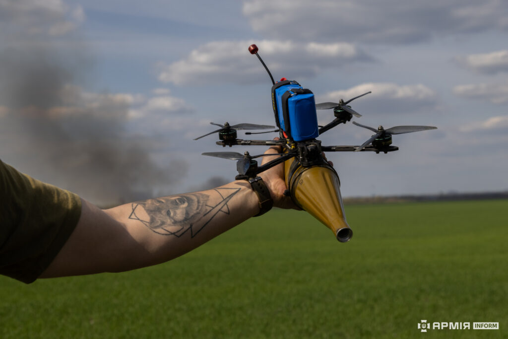 Ukrajinský voják drží sestavený bezpilotní dron s vrtulemi