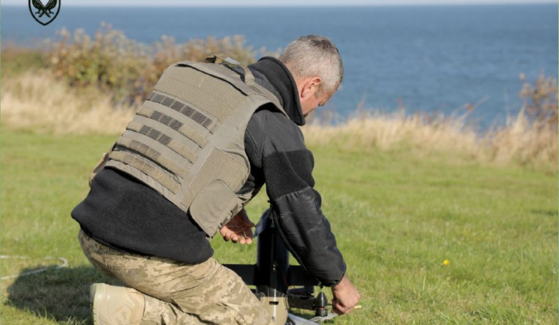 Ukrajinský personál připravuje na odpalovací rampě specializovaný stíhací dron typu interceptor.