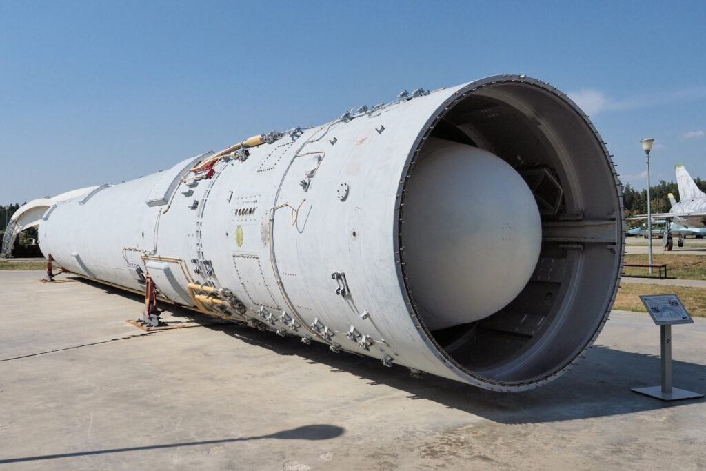 Mezikontinentální balistická raketa UR-100N vystavená na podvalníku během vojenské výstavy.