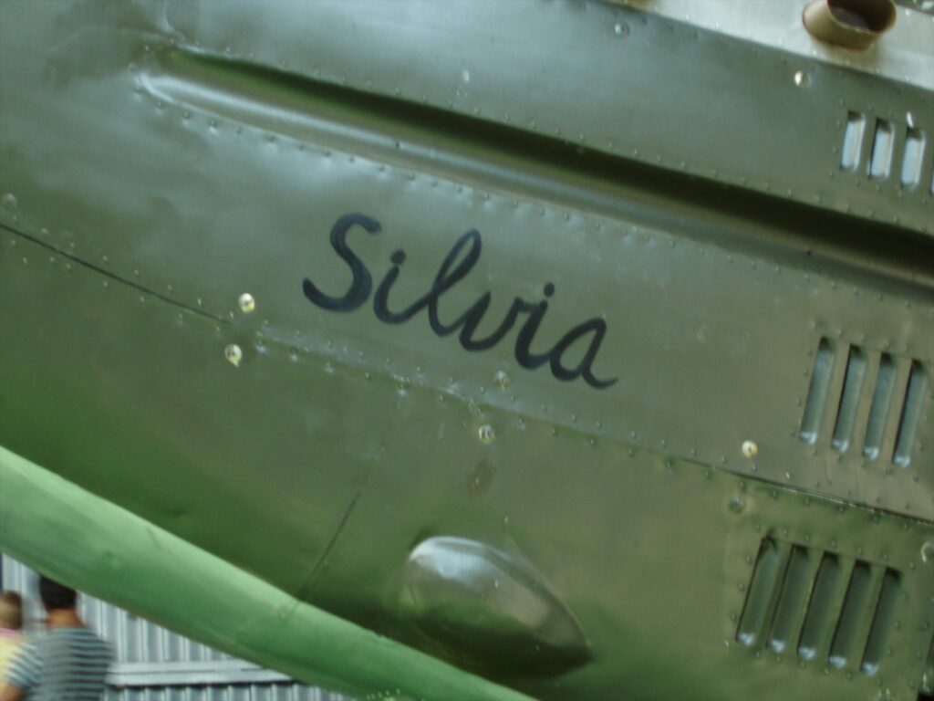 Detail zelené repliky Avie B-534 s nápisem Silvia v muzeu v Košicích.