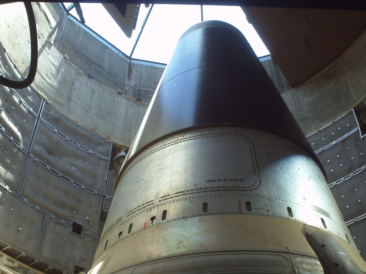 Horní část rakety Titan II uvnitř válcového sila s pootevřeným stropem
