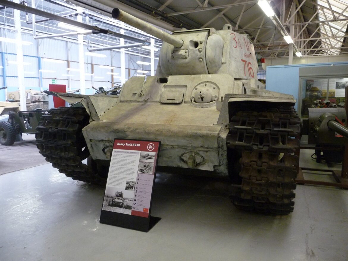 Dochovaný sovětský těžký tank KV-1 s mohutnou věží a kanónem v muzeu