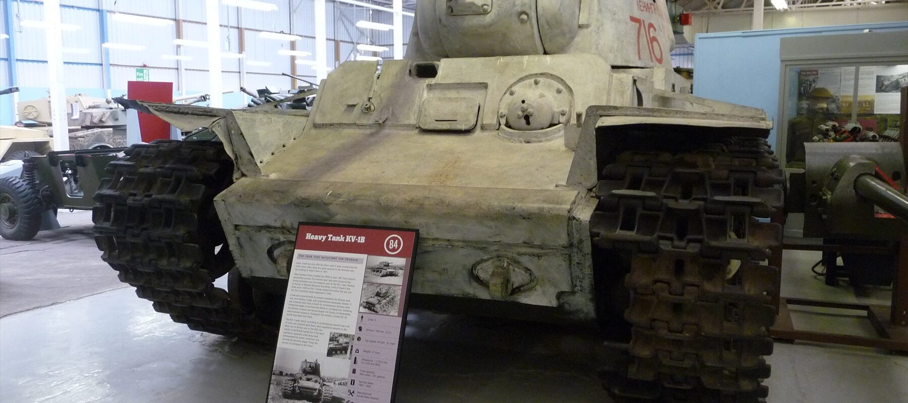 Dochovaný sovětský těžký tank KV-1 s mohutnou věží a kanónem v muzeu
