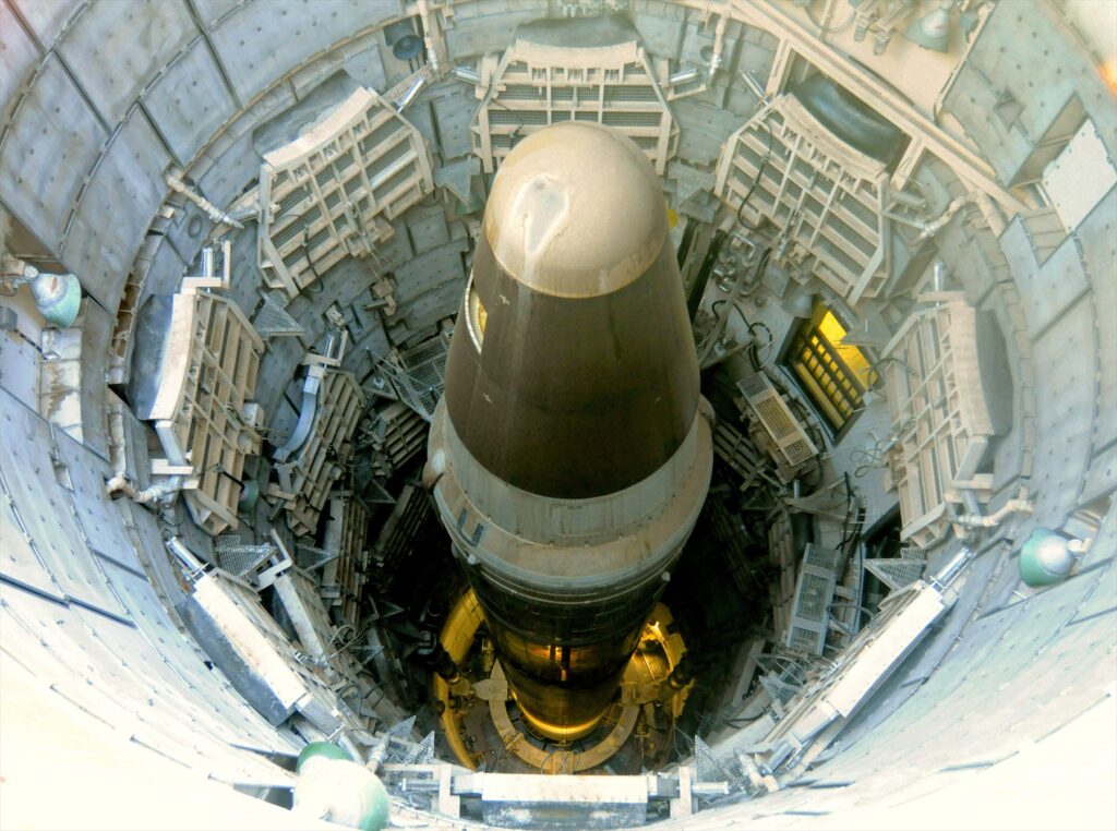 Vojenská mezikontinentální balistická raketa Titan II vystavená v raketovém muzeu