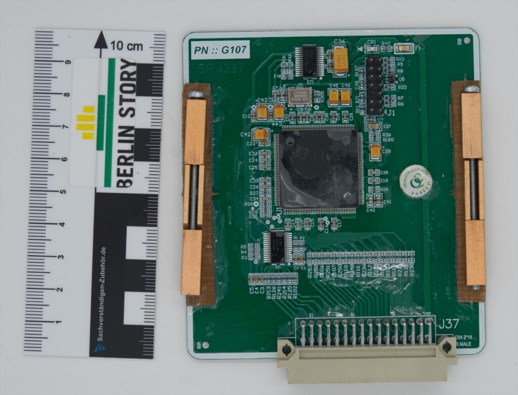 Detailní pohled na rozebranou elektronickou desku a obvody z navigačního modulu dronu Geran-2.