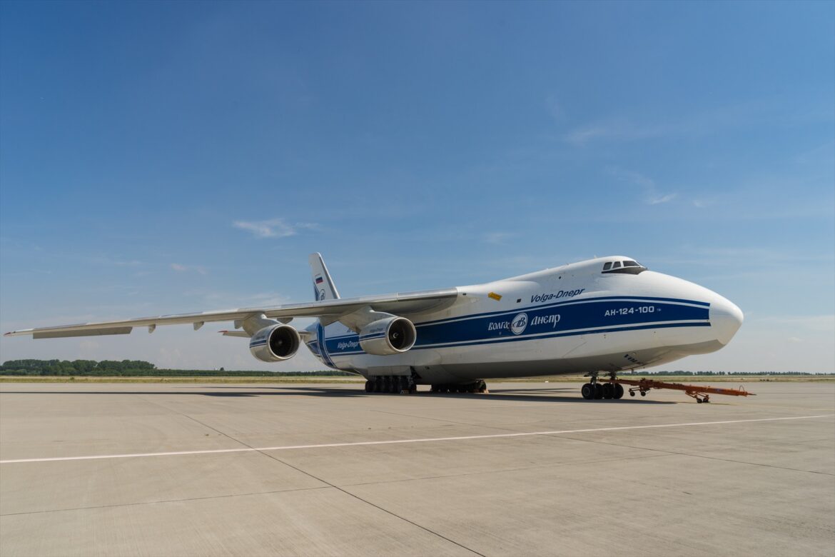 Čtyřmotorový obří transportní letoun Antonov An-124 stojící na letištní ploše v Lipsku.