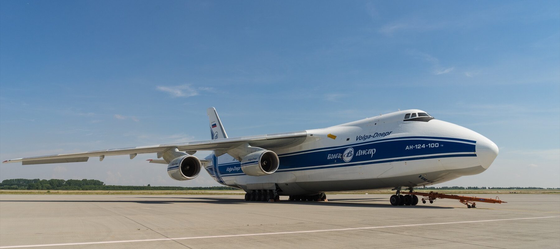 Čtyřmotorový obří transportní letoun Antonov An-124 stojící na letištní ploše v Lipsku.