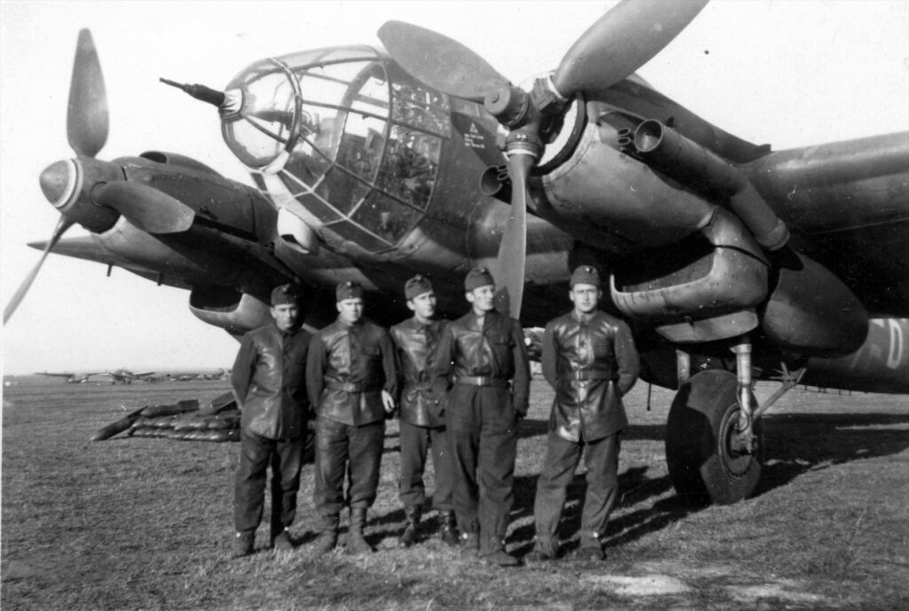 Dvoumotorový bombardér Heinkel He 111 na letištní ploše během druhé světové války