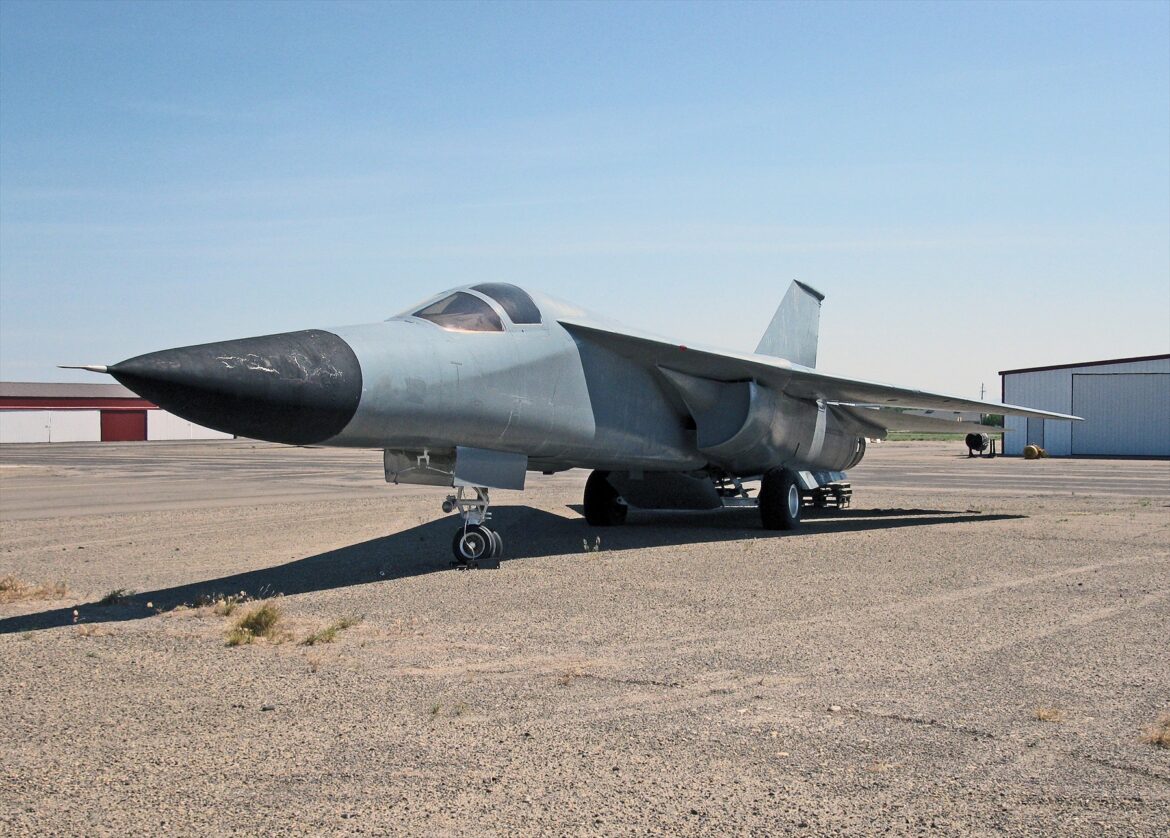 Americký vojenský letoun F-111 zaparkovaný na letištní ploše