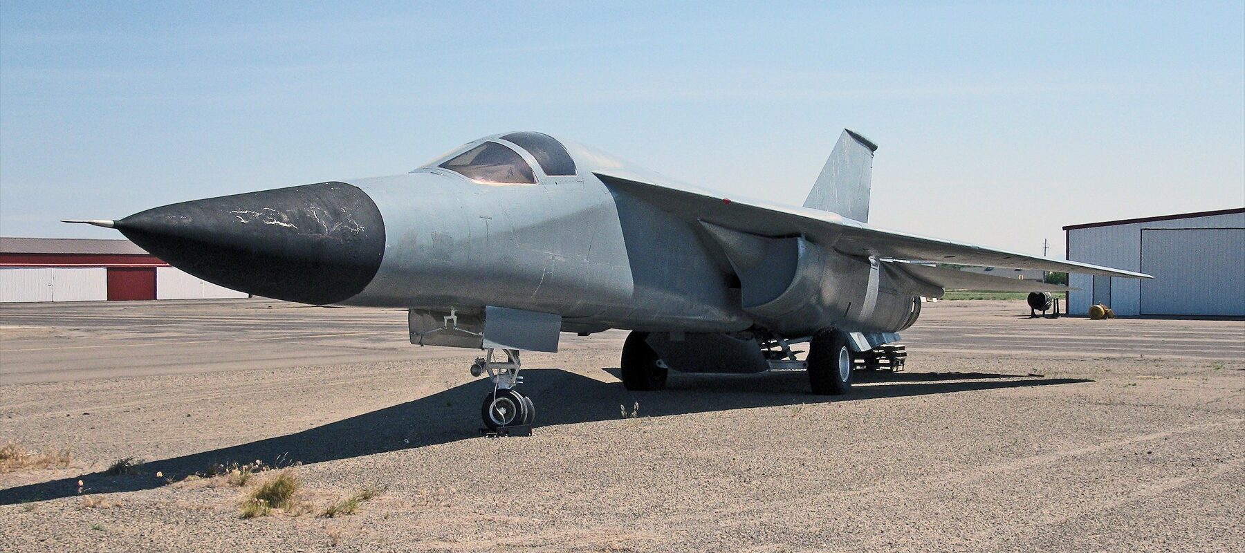 Americký vojenský letoun F-111 zaparkovaný na letištní ploše