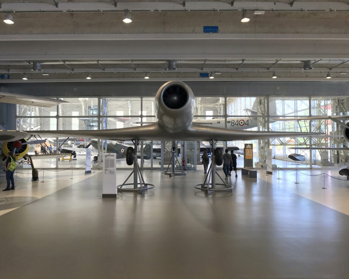 Celkový pohled na celokovový letoun Caproni Campini N.1 bez vnější vrtule v muzejní hale.
