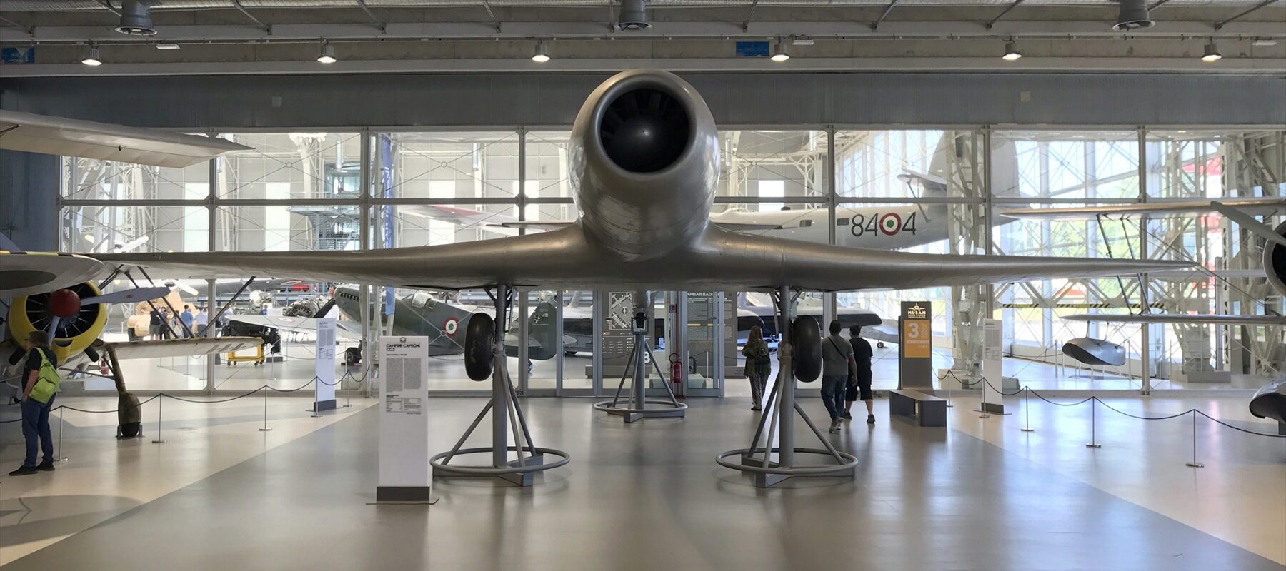 Celkový pohled na celokovový letoun Caproni Campini N.1 bez vnější vrtule v muzejní hale.