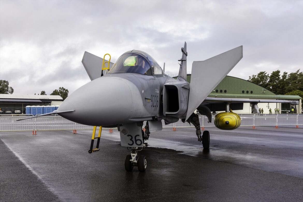 Gripen českého letectva číslo 9236 na letištní ploše.
