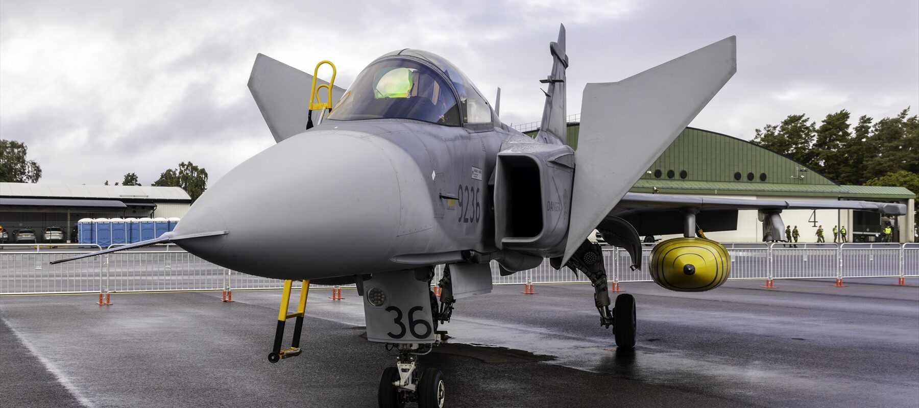 Gripen českého letectva číslo 9236 na letištní ploše.