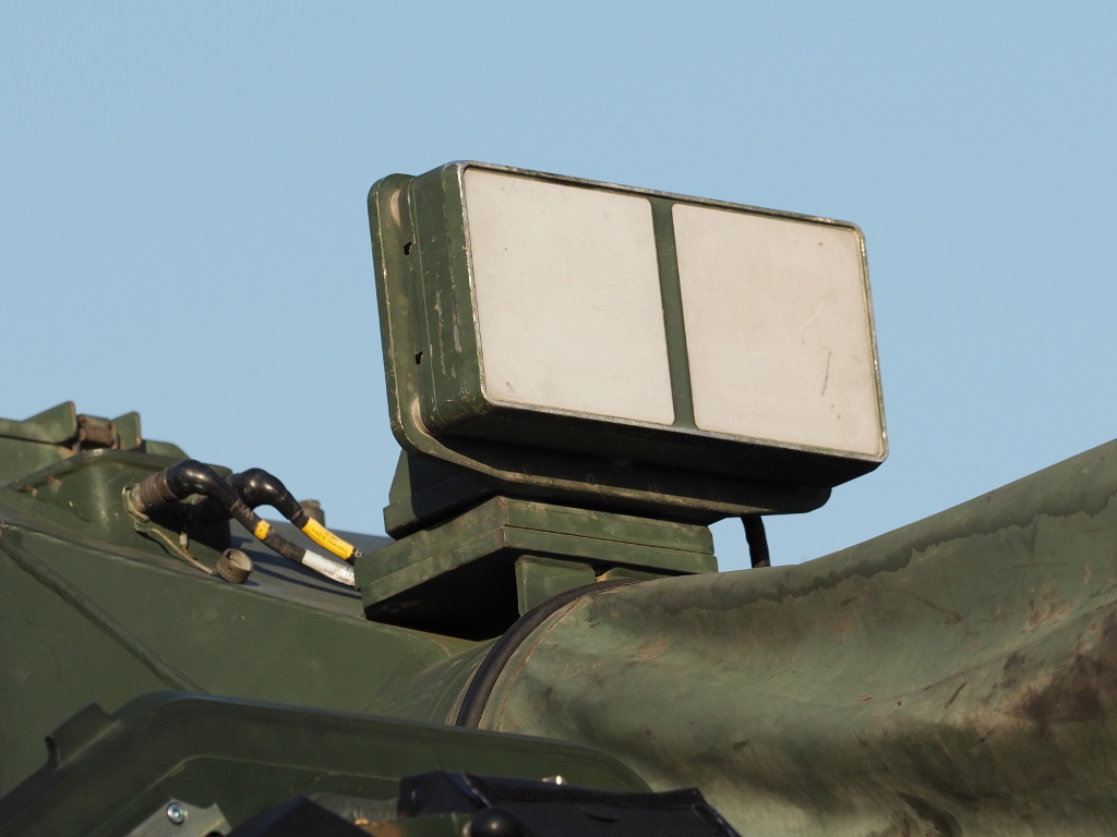 Detail radarového snímače úsťové rychlosti umístěného nad hlavní samohybné houfnice PzH 2000