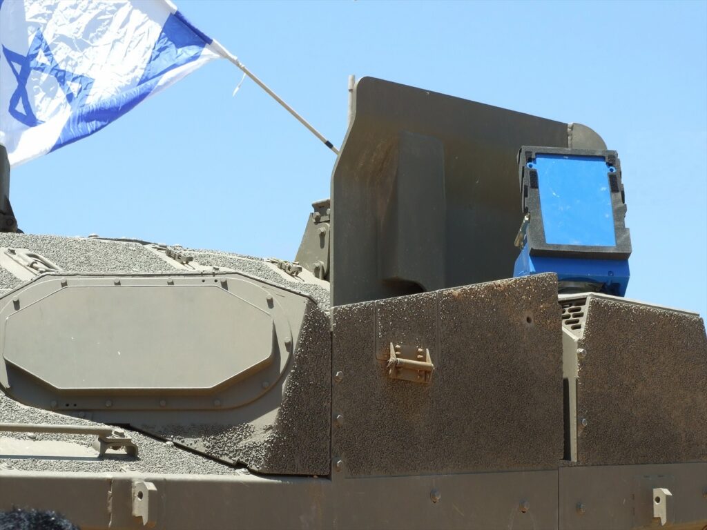 Modul aktivní ochrany Trophy namontovaný na boku tankové věže Merkava Mk 4