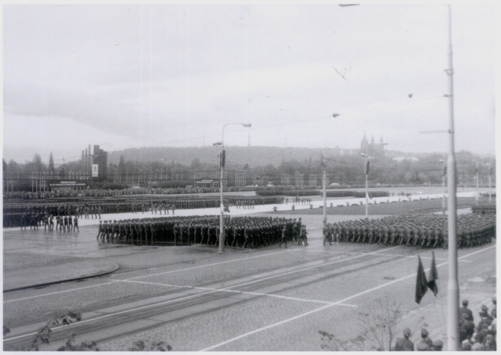Pěší formace československých vojáků pochodující v uniformách během přehlídky na Letné