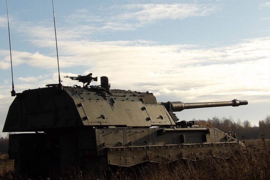 Obrněná samohybná houfnice Panzerhaubitze 2000 v terénu při vojenském cvičení