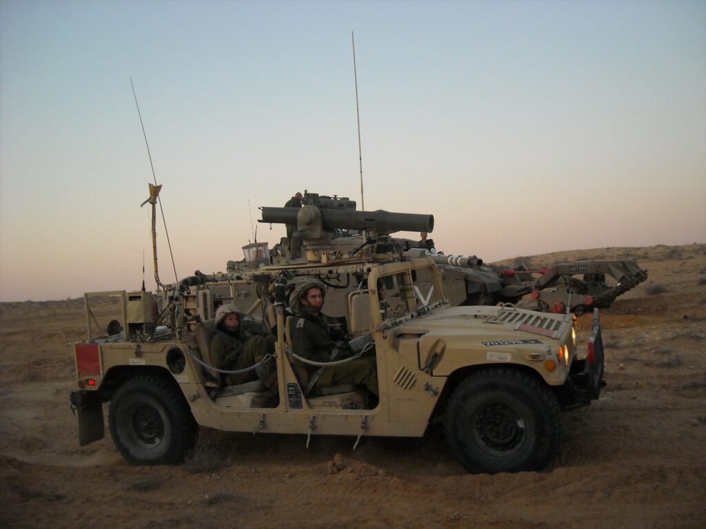 Vojenské vozidlo Humvee osazené odpalovacím tubusem protitankové střely TOW