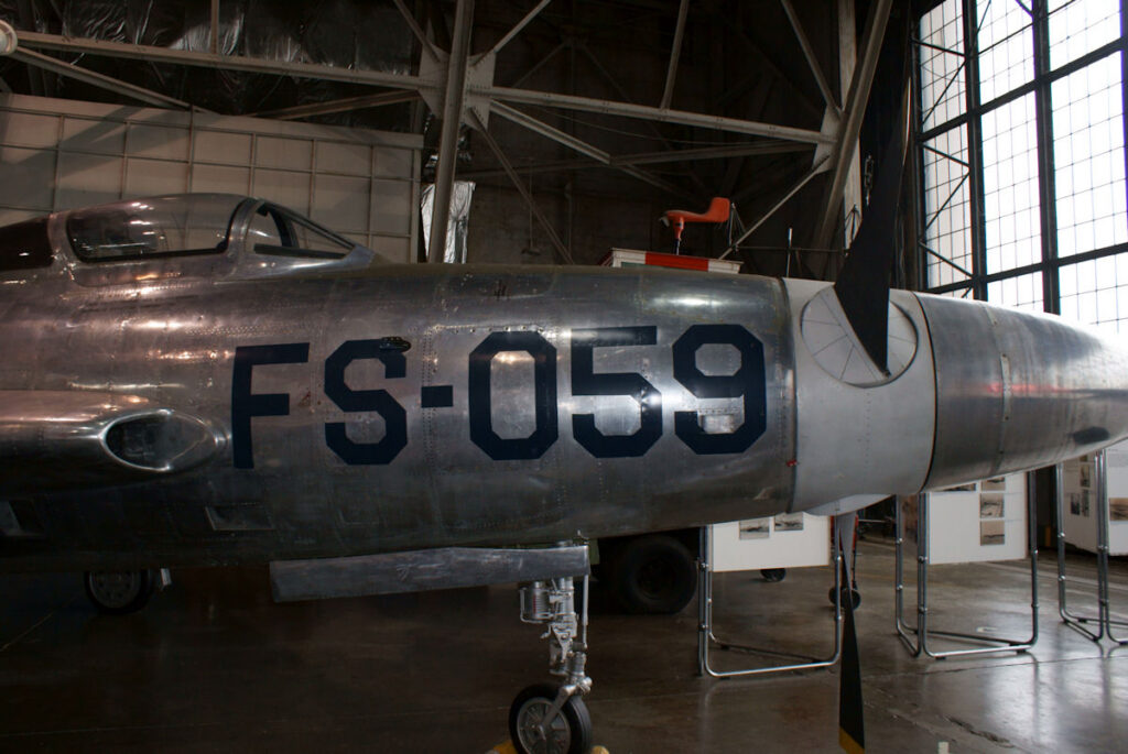 Pravý bok přídě XF-84H s označením FS-059, vrtulovým nábojem a příďovým podvozkem.