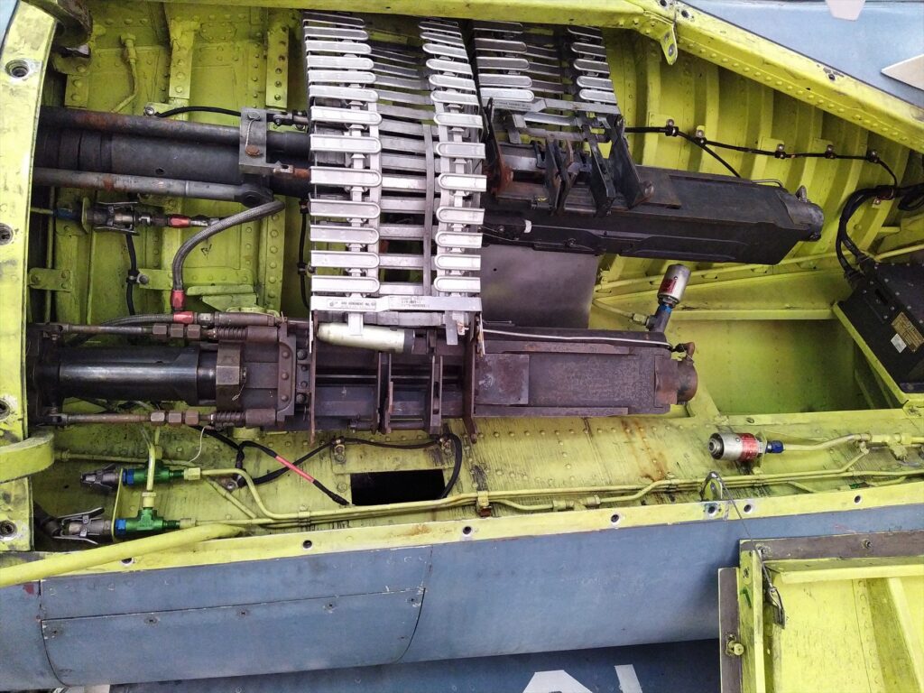Pohled zblízka na mechanické ústrojí a závěr dvacetimilimetrového leteckého kanónu Colt Mk 12