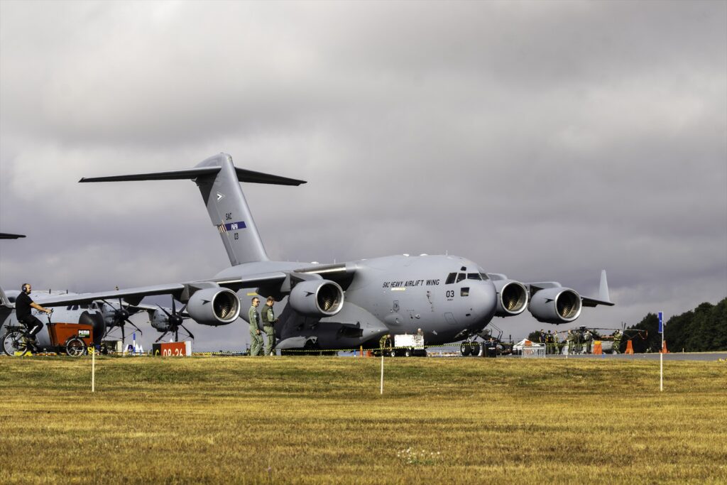 Šedý čtyřmotorový proudový transportní letoun Boeing C-17 Globemaster III aliance NATO při pojíždění.