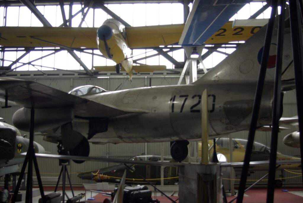 Licenční proudový stíhací letoun Aero S-102 československé výroby ve vojenské kamufláži