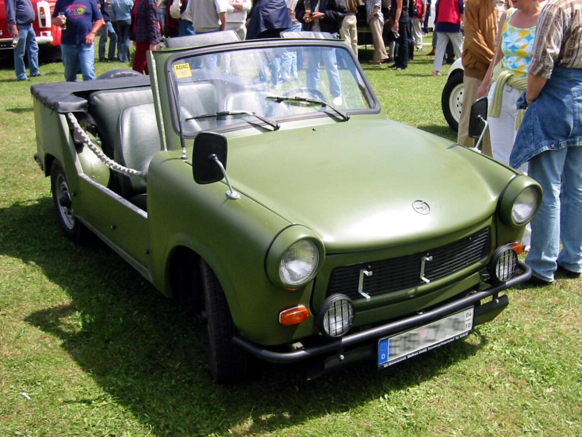 Otevřený zelený Trabant Kübel na srazu historických vozidel, pohled zepředu.