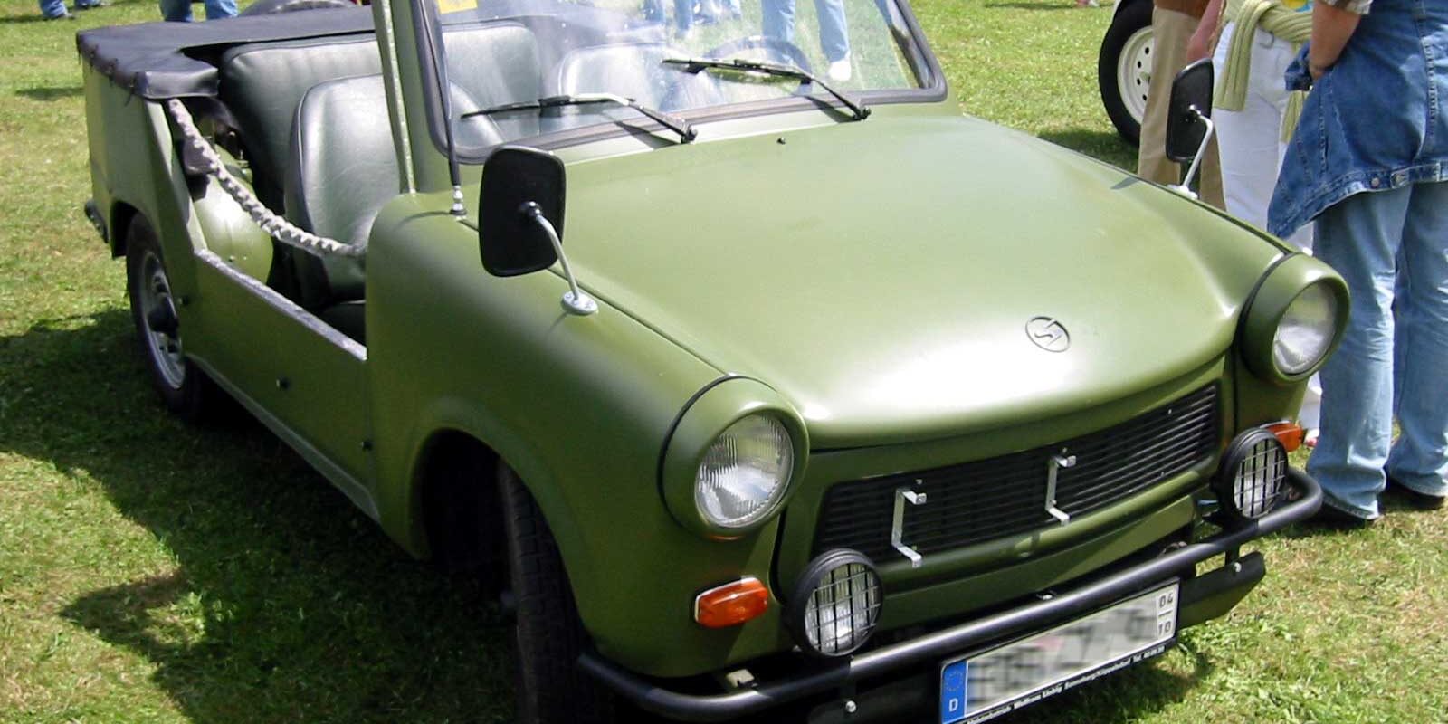 Otevřený zelený Trabant Kübel na srazu historických vozidel, pohled zepředu.