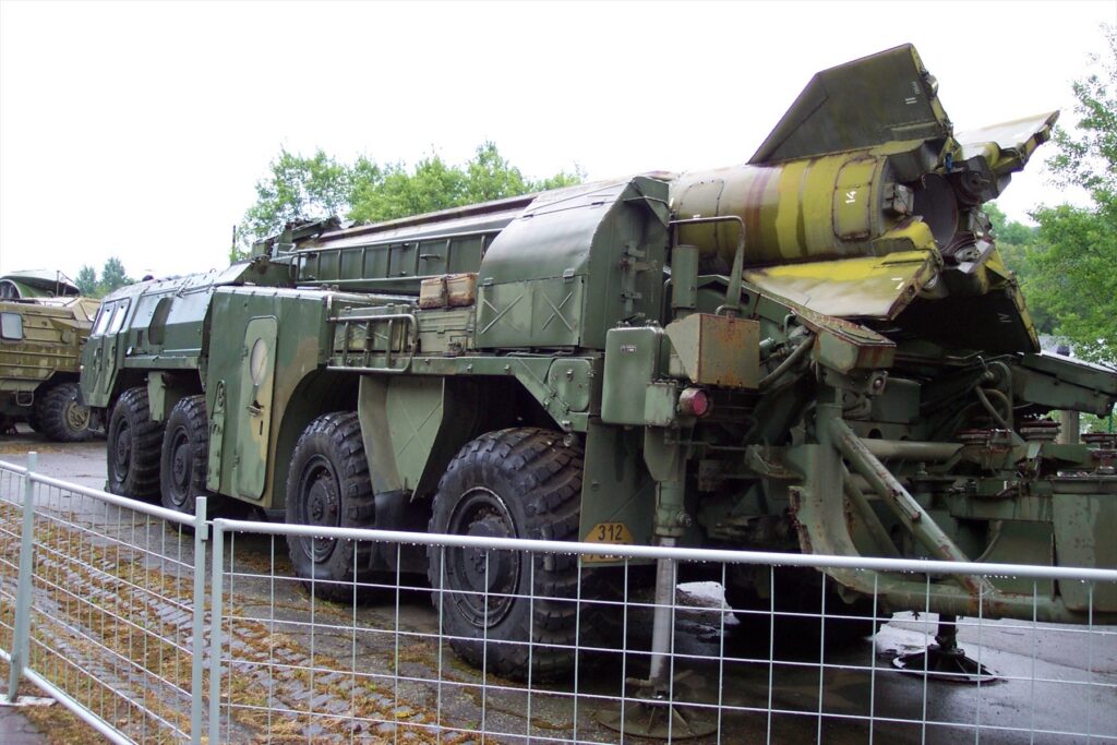 Vojenské čtyřnápravové odpalovací vozidlo MAZ s balistickou raketou vystavené v muzeu Lešany.