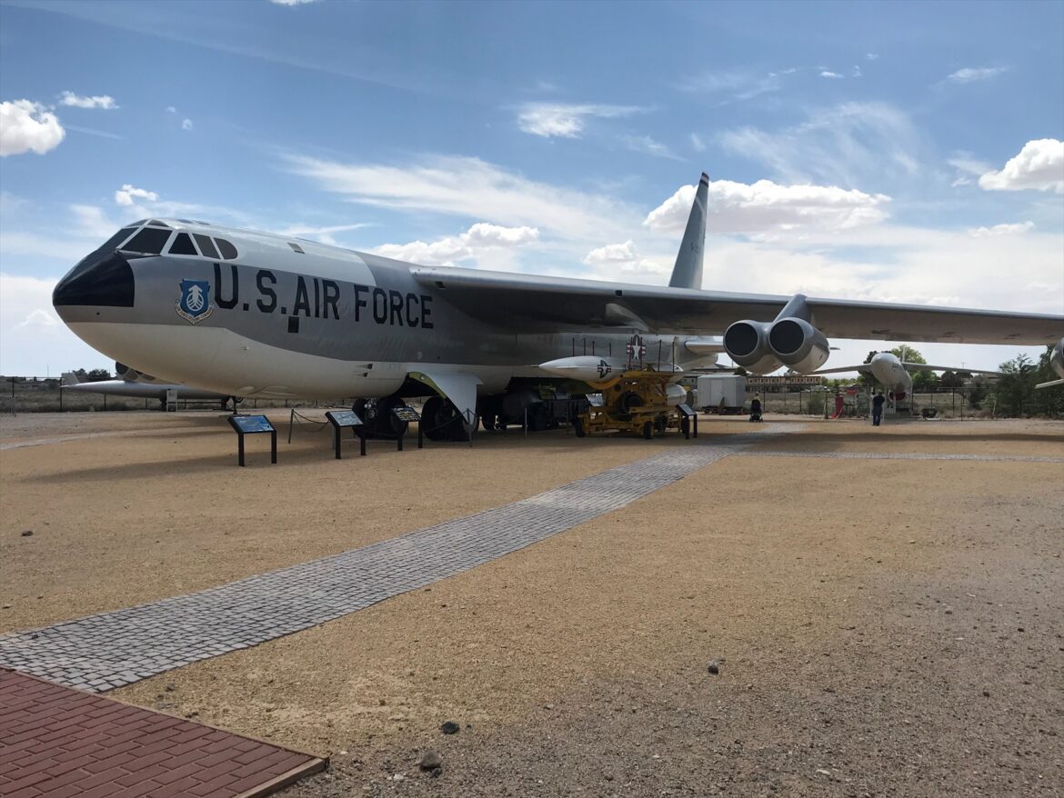 Strategický bombardér B-52 Stratofortress na stojánce letiště