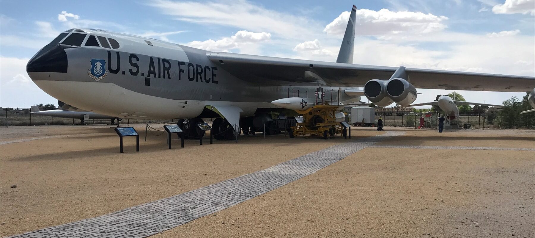 Strategický bombardér B-52 Stratofortress na stojánce letiště