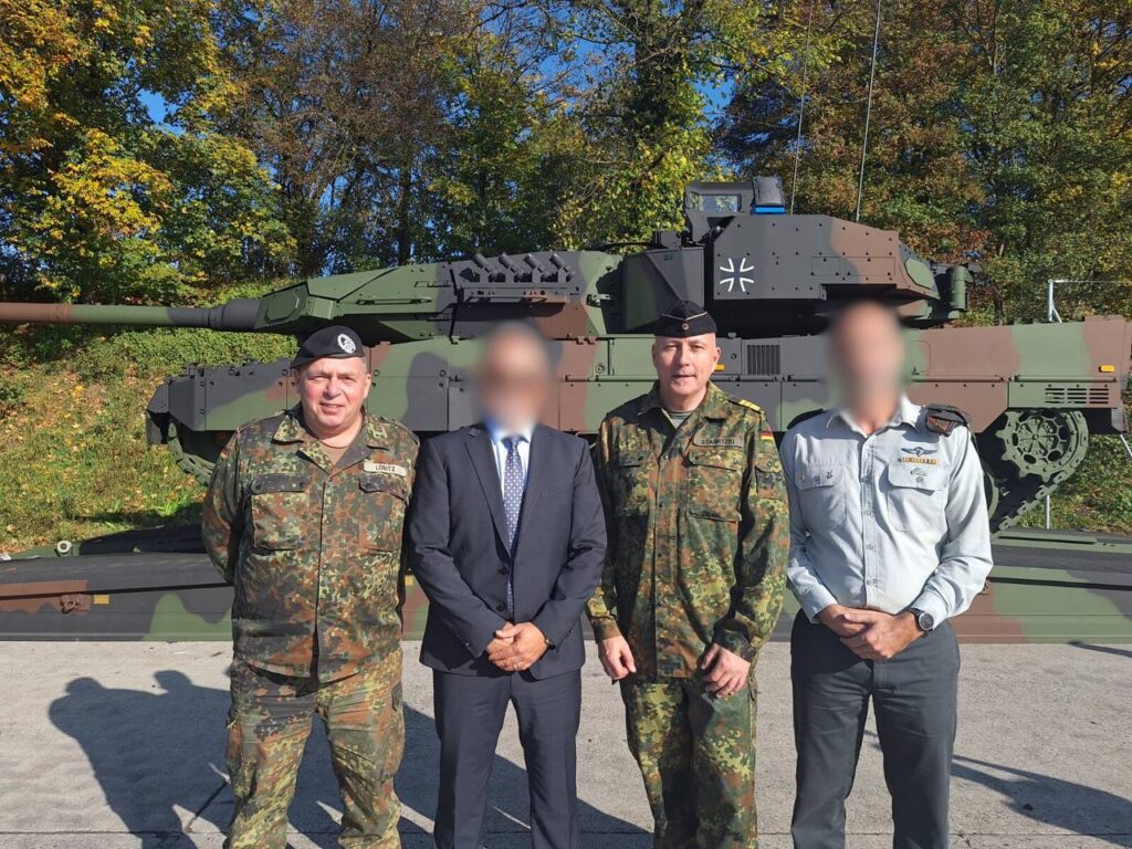 Slavnostní představení prvního tanku Leopard 2 německého Bundeswehru se zabudovaným systémem aktivní ochrany Trophy