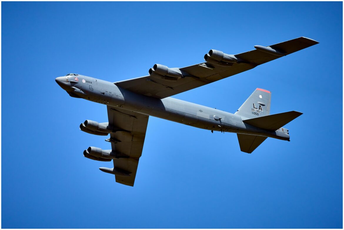 Těžký osmimotorový strategický bombardér B-52 Stratofortress zachycený při letu na jasné obloze.