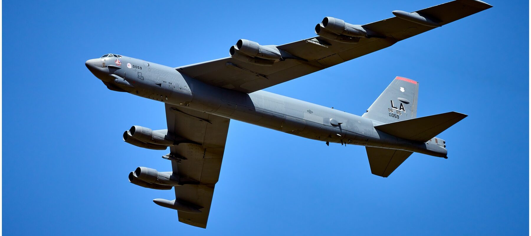 Těžký osmimotorový strategický bombardér B-52 Stratofortress zachycený při letu na jasné obloze.