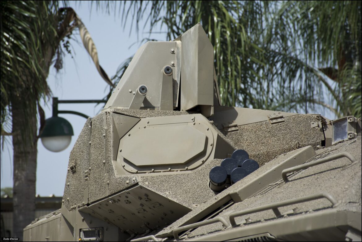 Detailní pohled na radarový panel a odpalovací modul systému aktivní ochrany Trophy na věži tanku Merkava Mk 4M