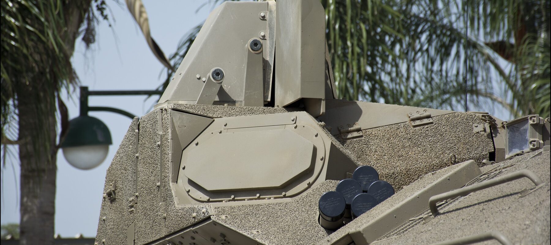 Detailní pohled na radarový panel a odpalovací modul systému aktivní ochrany Trophy na věži tanku Merkava Mk 4M