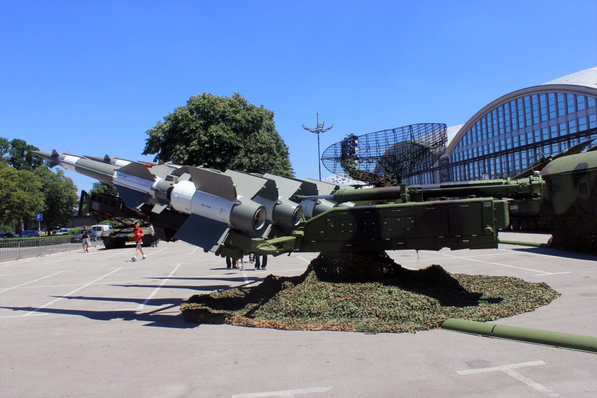 Odpalovací zařízení protiletadlového raketového systému S-125M Něva se čtyřmi raketami připravenými k odpalu.