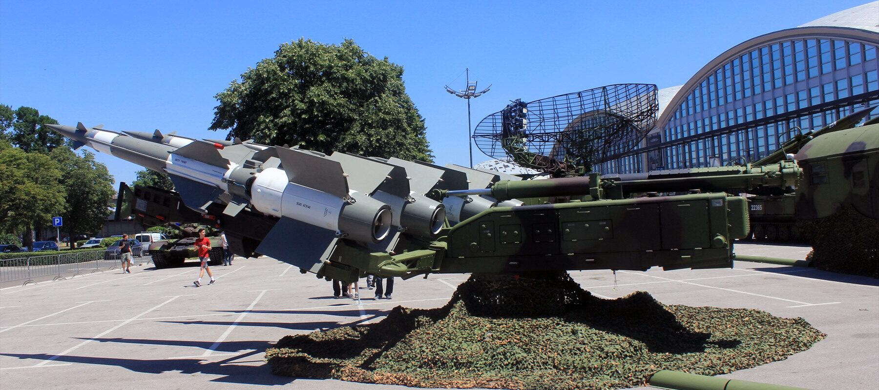 Odpalovací zařízení protiletadlového raketového systému S-125M Něva se čtyřmi raketami připravenými k odpalu.