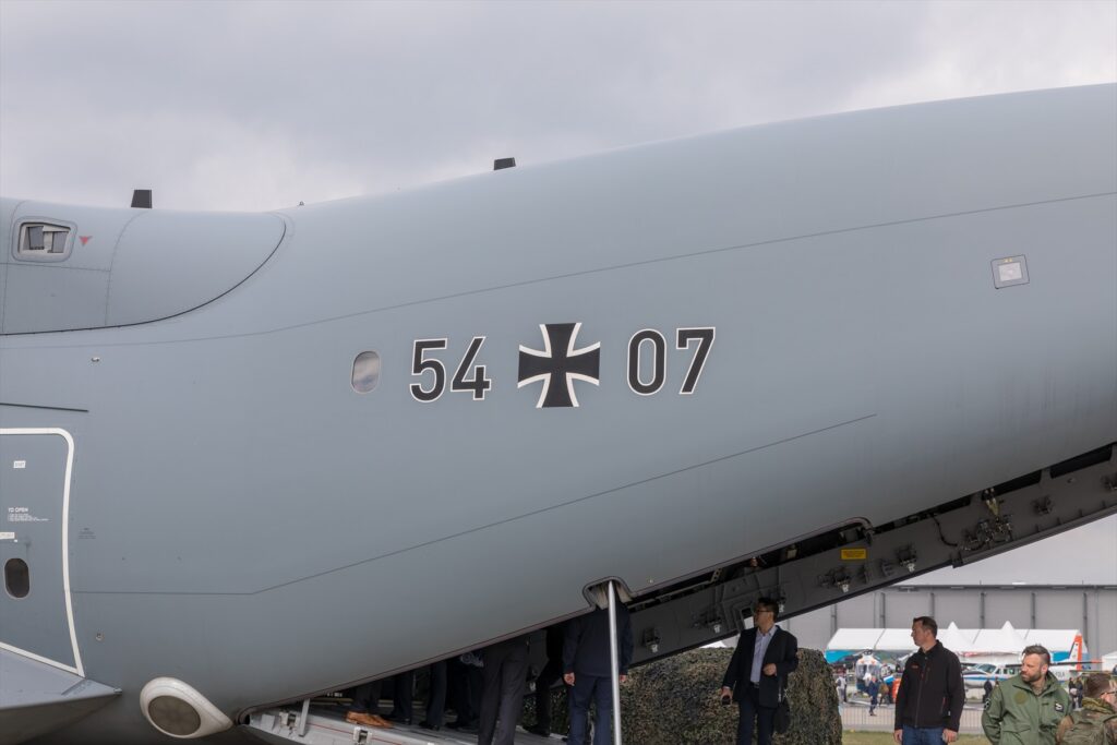 Čtyřmotorový turbovrtulový transportní letoun Airbus A400M Atlas německého letectva na ploše.