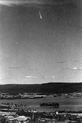 Dobová fotografie záhadného svítícího objektu na obloze nad Švédskem, 9. července 1946