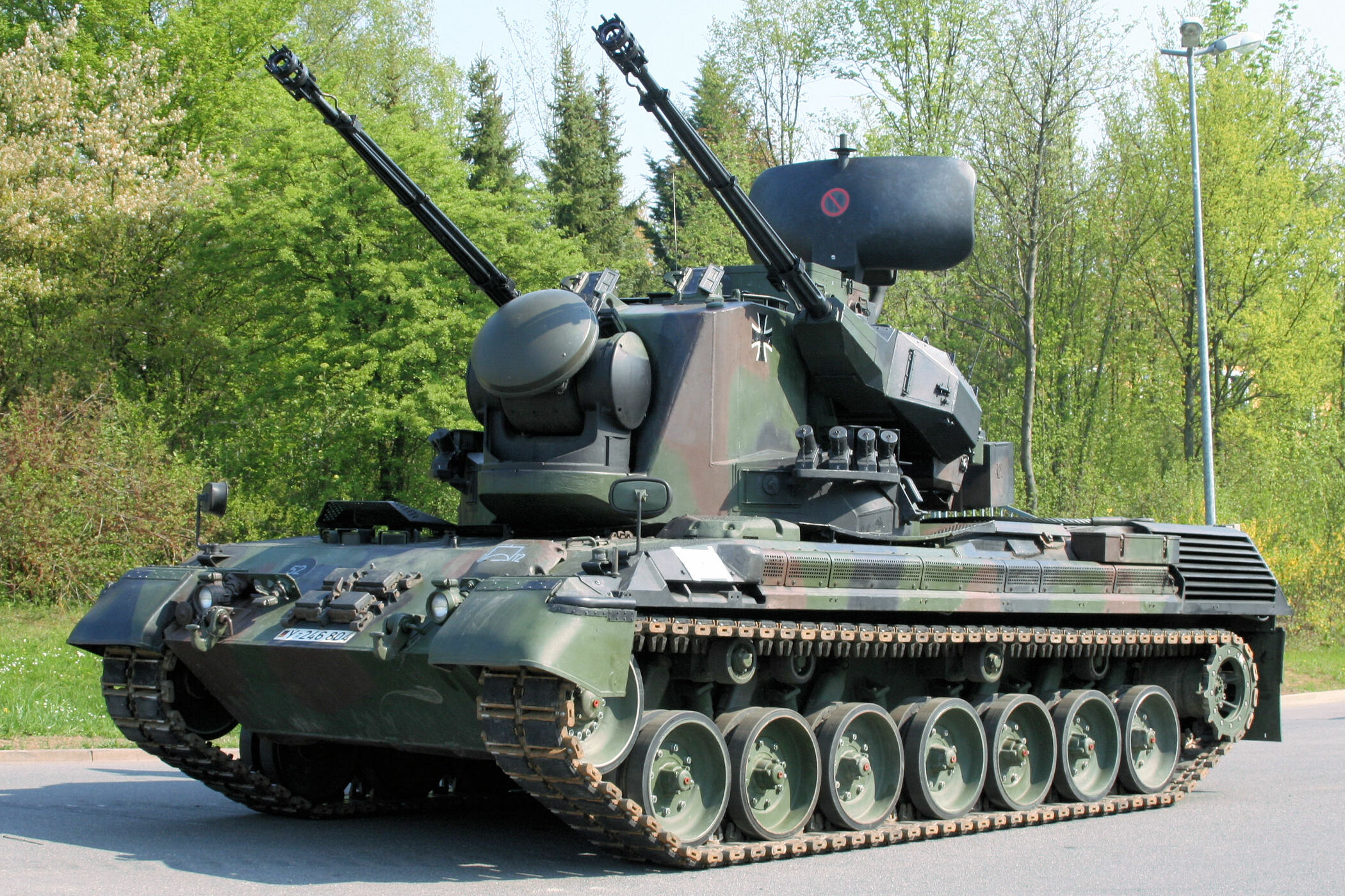 Pohled na německý protiletadlový tank Gepard 1A2 s dvojicí 35mm kanónů Oerlikon a radary