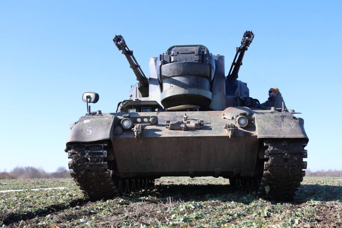 Samohybný protiletadlový tank Flakpanzer Gepard 1A2 ukrajinského letectva v polním maskování