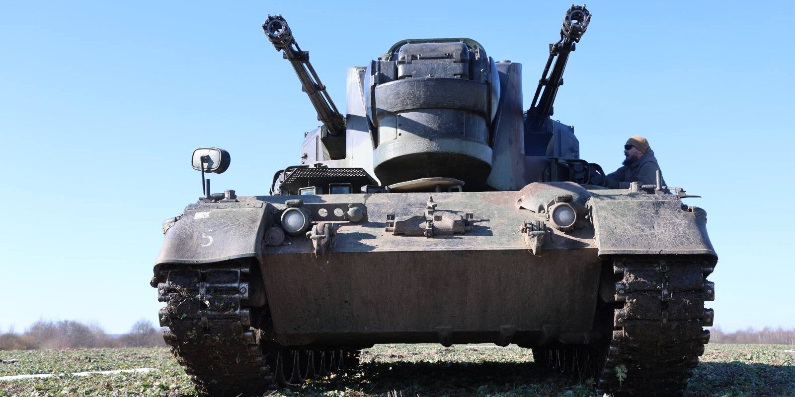 Samohybný protiletadlový tank Flakpanzer Gepard 1A2 ukrajinského letectva v polním maskování